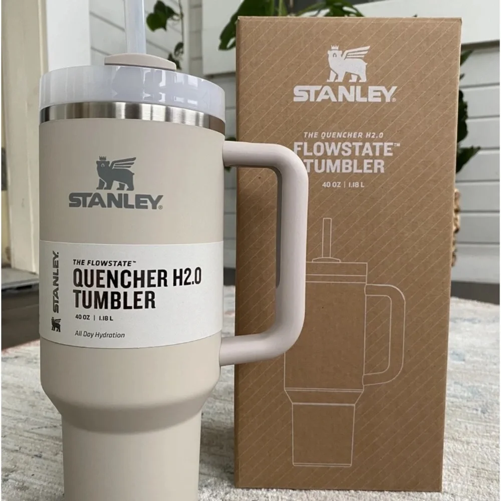 Stanley 40oz Quencher H2.0 FlowState Stainless Steel Vacuum Insulated Tumbler. - Picture 2 of 12